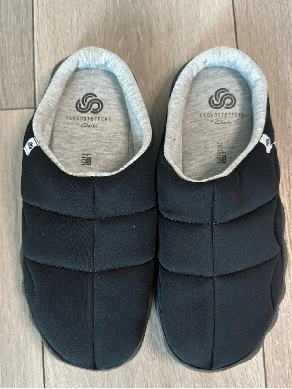 Clarks Cloudsteppers Women Size 7 Black Quilted Cushion Soft Scuffs Slippers